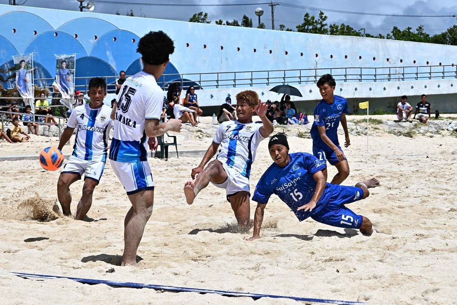 滑り込んでボールへ飛び込む一瞬