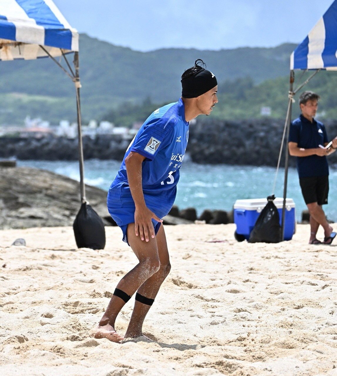 浜辺に立つ西村陸選手